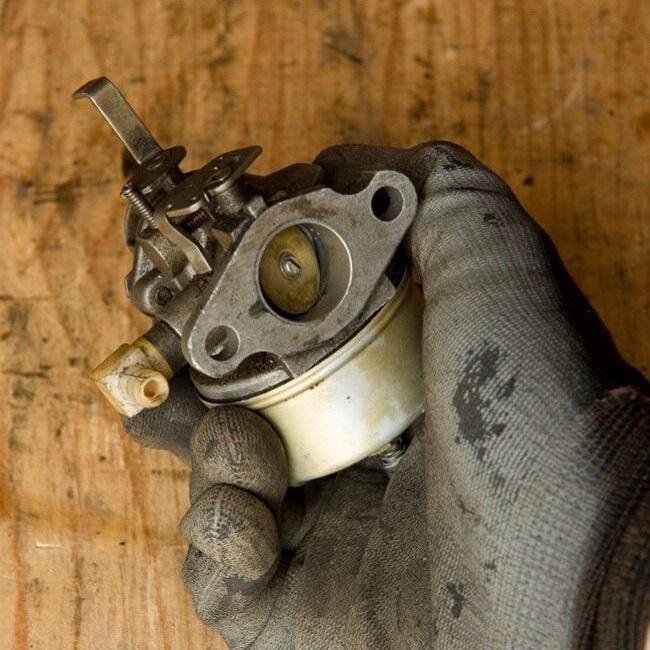 how to clean lawnmower carburetor