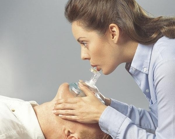 using a pocket mask where should the rescuer be positioned